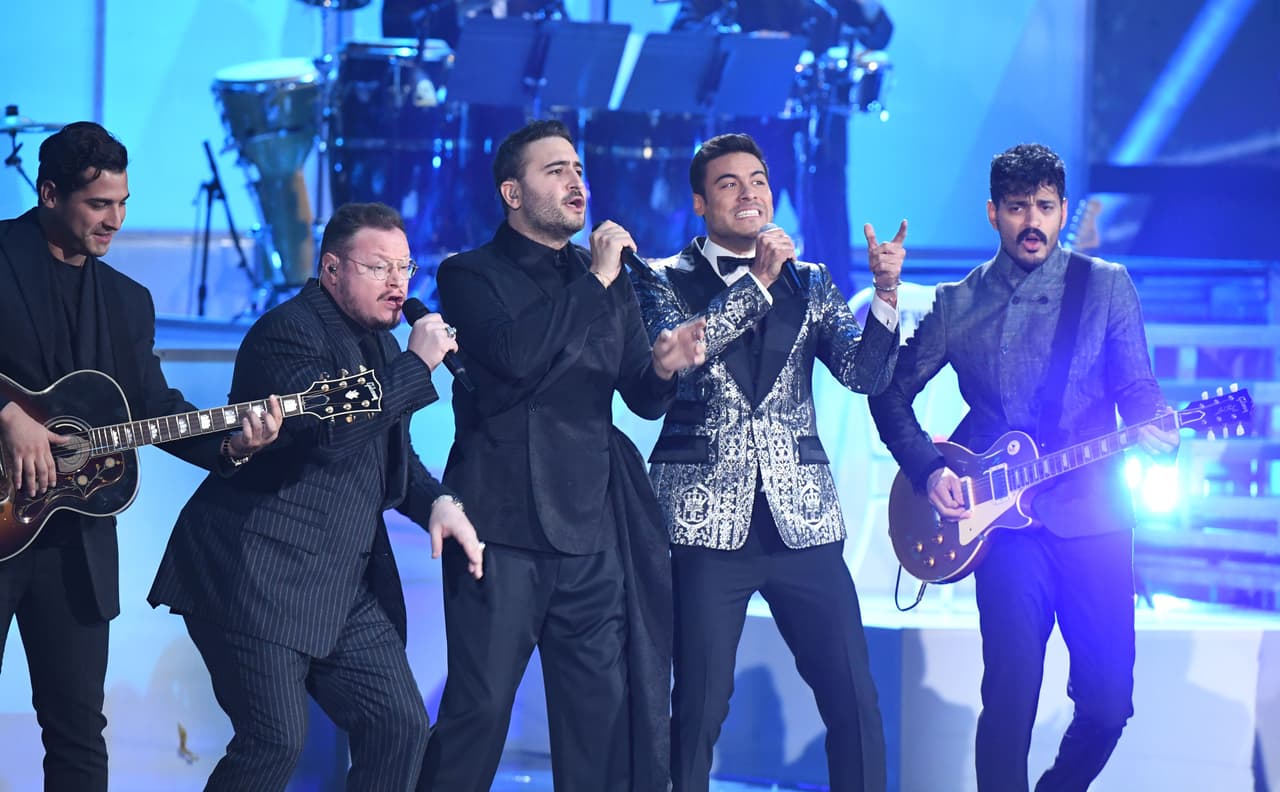 Los mexicanos Carlos Rivera, el grupo Reik y Leonel García, interpretaron dicho tema.