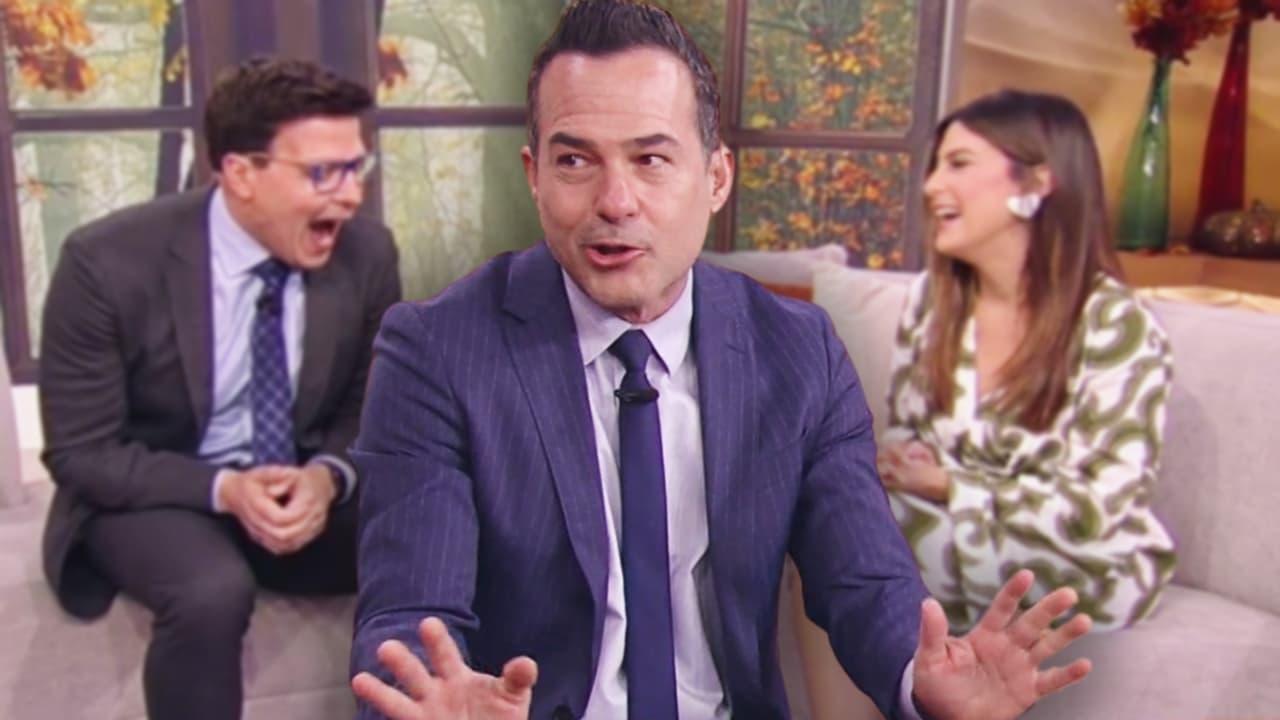 Carlitos se quitó el zapato para mostrar sus pies en el show y traía un hoyo en el calcetín