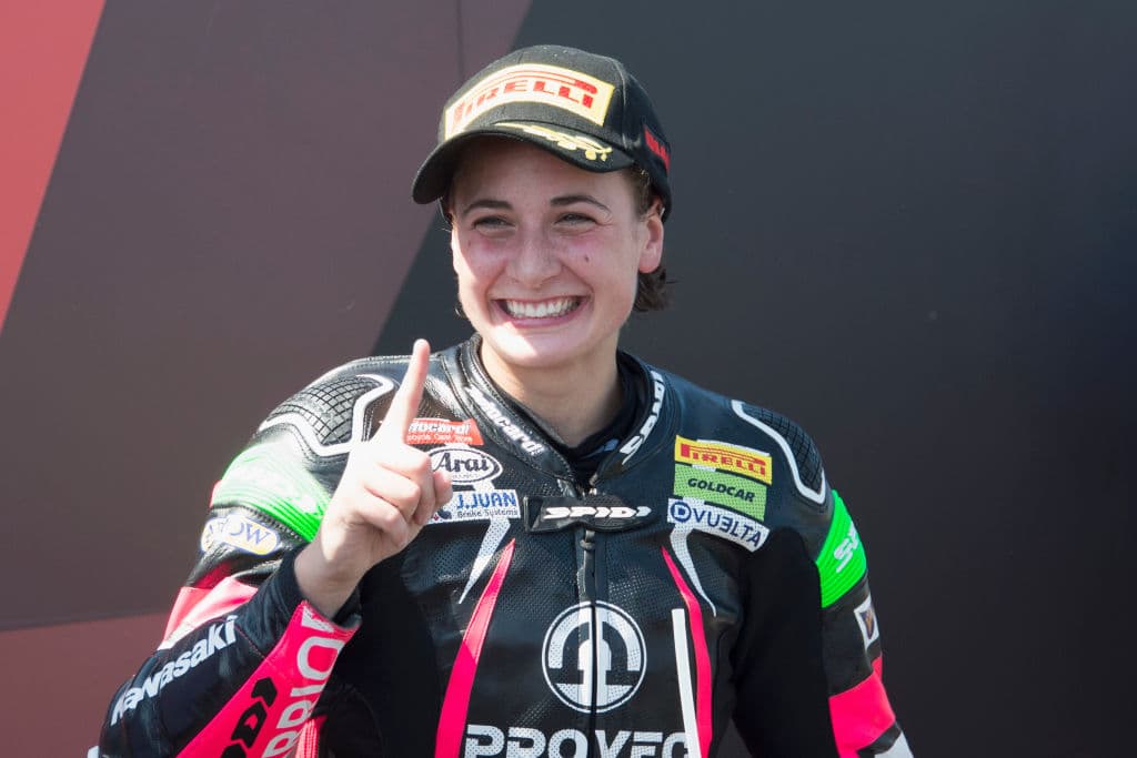 La increíble historia de la piloto que se fracturó la columna, se recuperó y ganó una carrera meses después