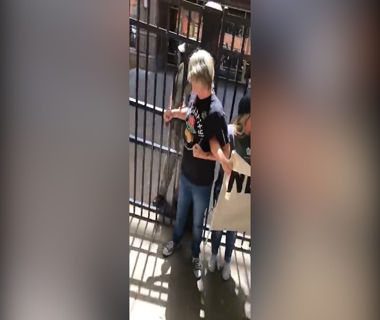 Una protesta este lunes contra el Servicio de Inmigración y Control de Aduanas de los Estados Unidos (ICE) en Atlanta terminó con al menos dos personas arrestadas, según los organizadores de la manifestación.