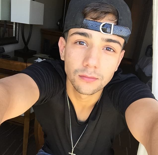 Además de galán, tiene un ingenio para tomarse fotos que te sorprenderá