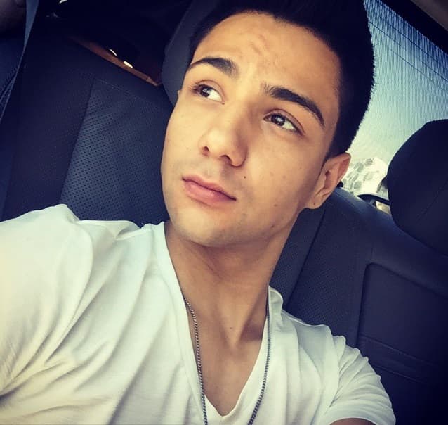 'Tómame una foto así como que no me doy cuenta', así dice Luis Coronel.