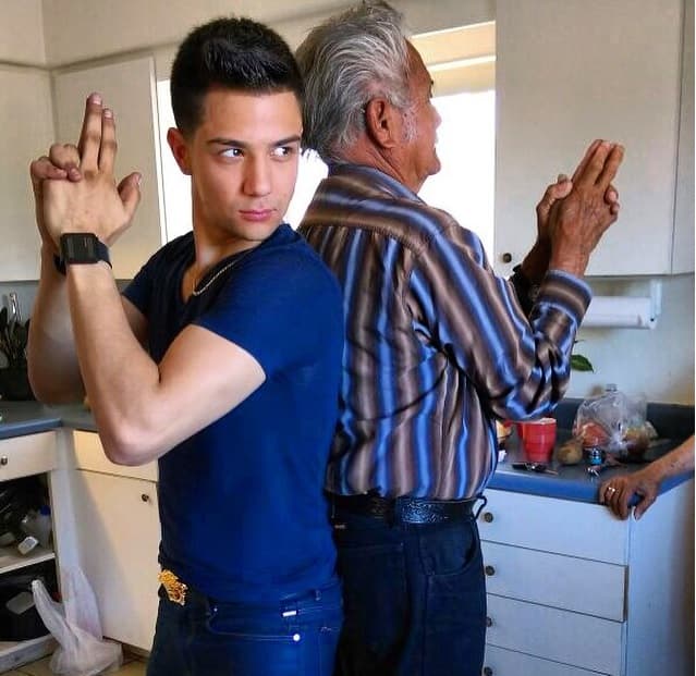 Aquí nos comparte su pose bien mala al lado de su 'Tata'.