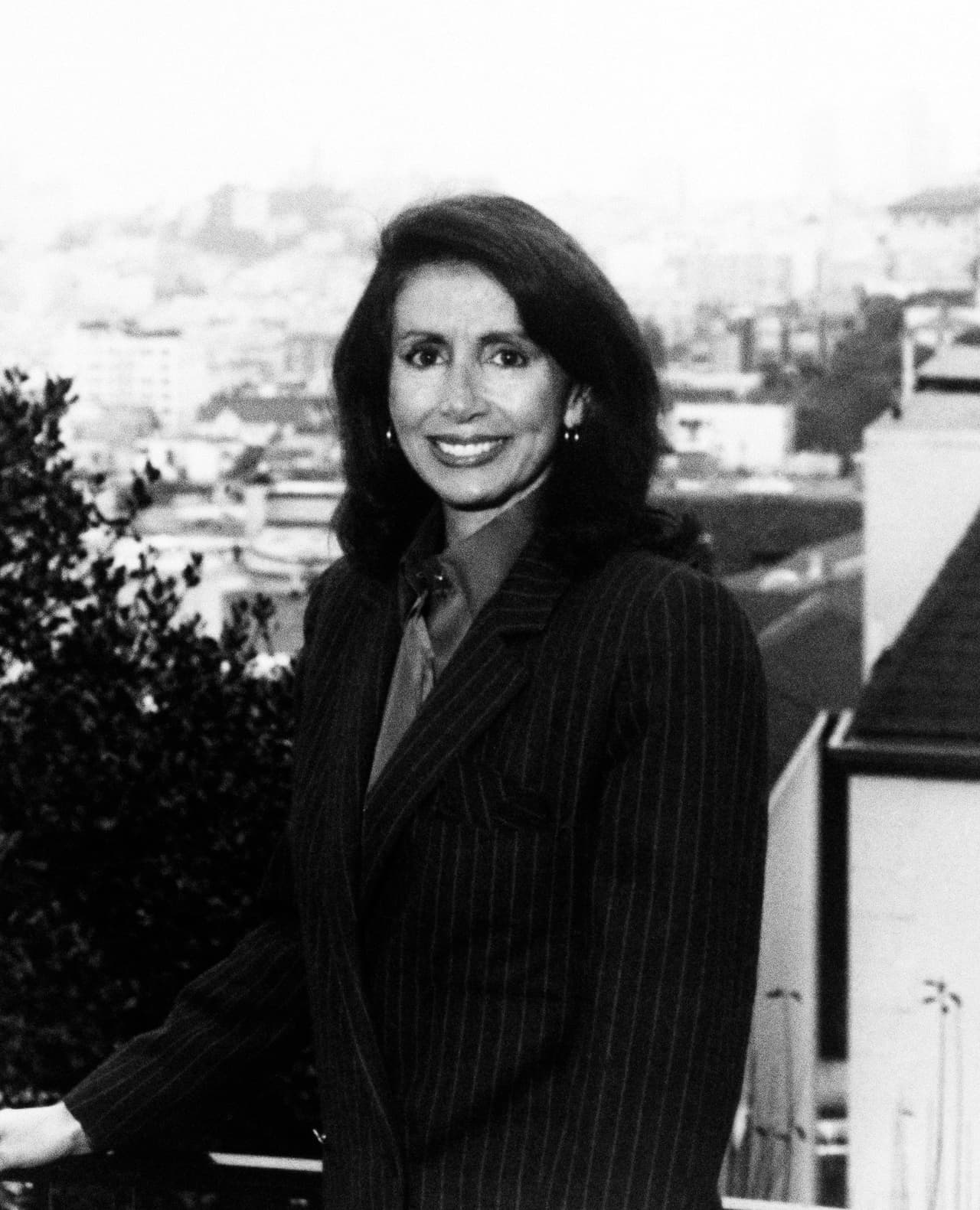 La primera mujer en convertirse en oradora y la única persona en décadas en ser elegida dos veces para el cargo, ha guiado a los demócratas a través de momentos importantes, incluida la aprobación de la Ley del Cuidado de Salud a Bajo Precio con el presidente Barack Obama y las destituciones del presidente Donald Trump.
<br>
<br>La foto es de 1989 y Pelosi posa como representante.