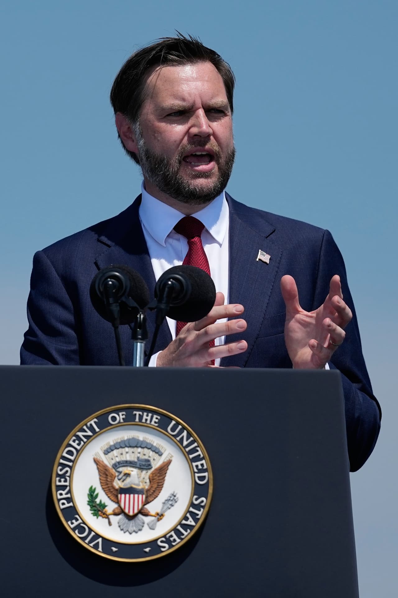 El vicepresidente JD Vance habla en la cubierta de vuelo del USS Kearsarge (LHD-3) en el puerto de Nueva York durante la Revista Naval Internacional en honor al 250.º aniversario de Estados Unidos, sábado 4 de julio de 2026, en Nueva York. (Foto AP/Frank Franklin II)
<br>