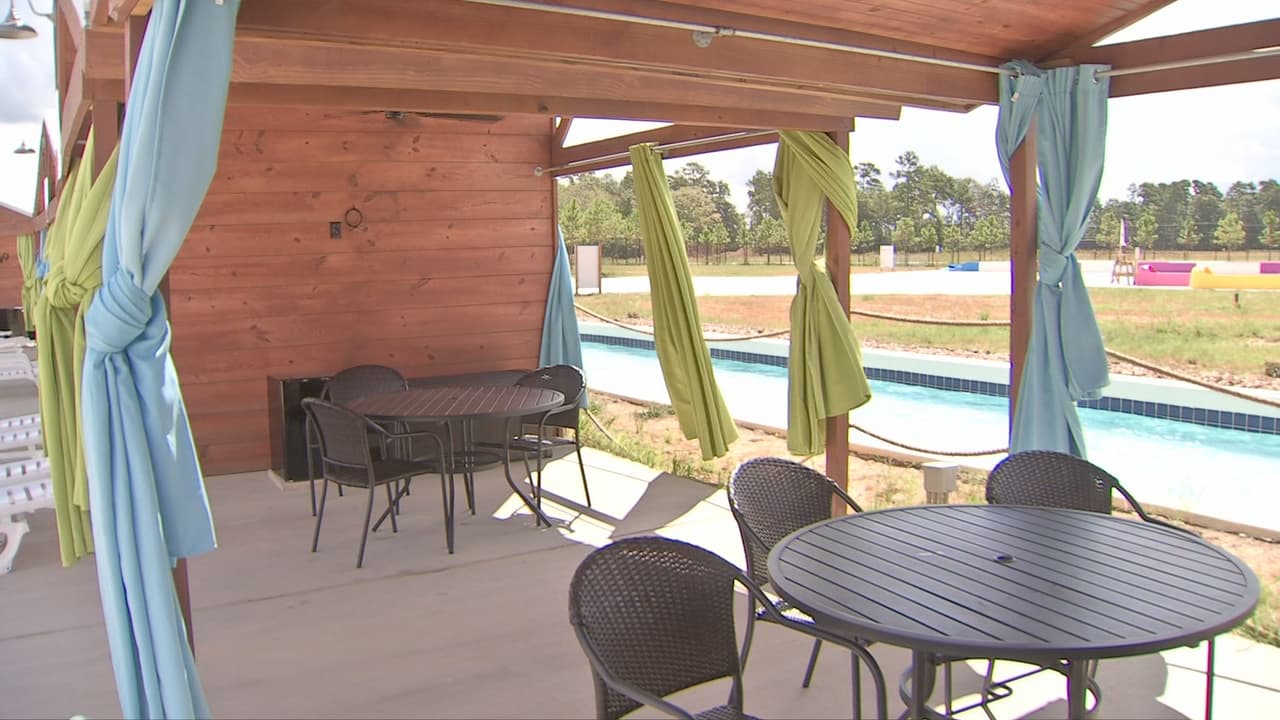 A lo largo del río lento se encuentran refugios para el calor, equipados con mesas y sillas, donde las familias pueden ubicarse y dejar sus pertenencias mientras disfrutan de las atracciones.