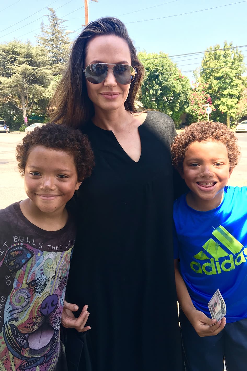 La actriz posó feliz con los gemelos, quien más tarde dijeron que no habían reconocido a la actriz.