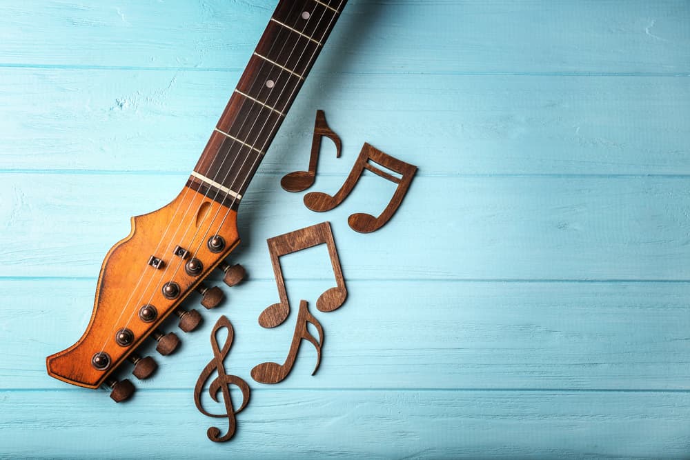 El mantra principal de cada signo es su lema zodiacal el cual al repetirse crea un estado de vibración y al meditarse fortalece nuestro ser interno. También se recomienda escribirlo junto a las afirmaciones positivas que el mismo postula y tenerlo en un lugar visible que veamos cada día y nos sirva de inspiración.