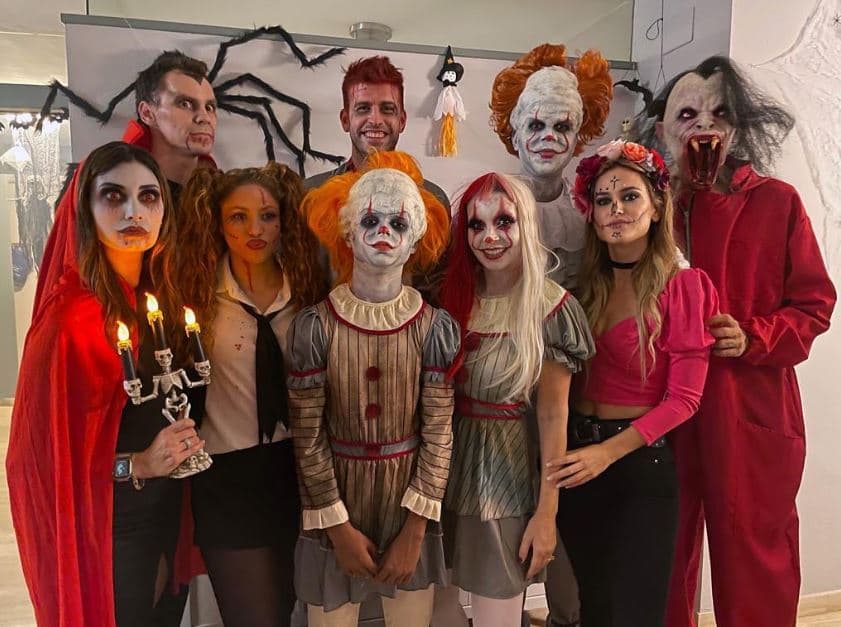 Shakira y Gerard Piqué con sus amigos