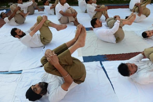 Un paramilitar se prepara en Srinagar con motivo de esta jornada.