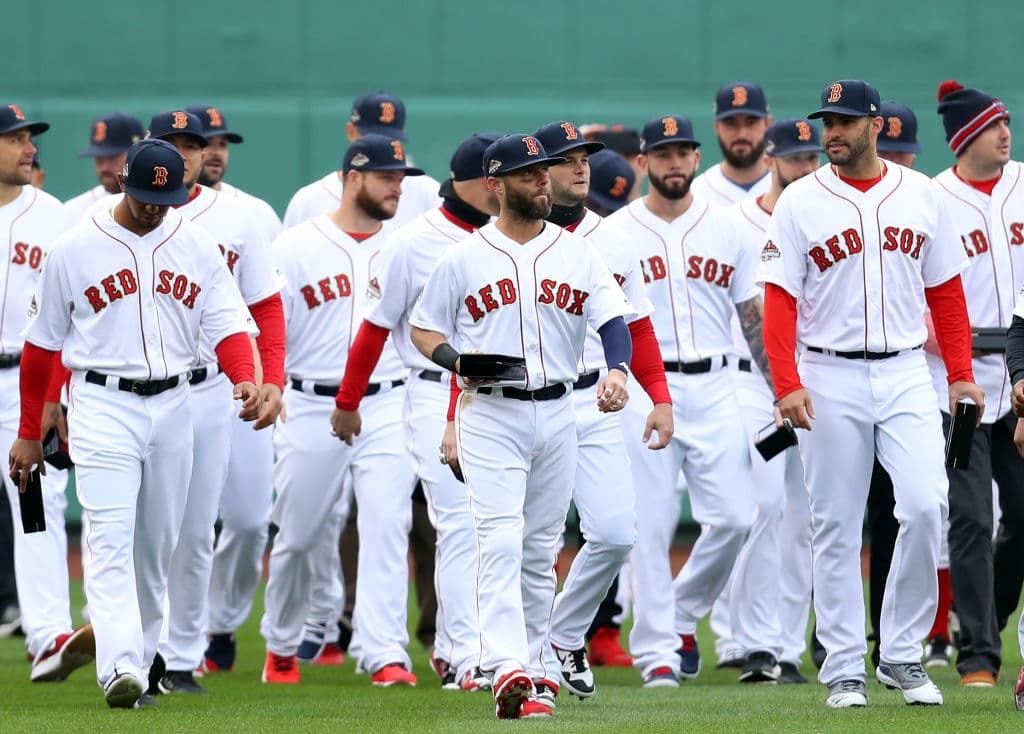 El propietario de los Boston Red Sox, Fenway Sports Group, también levantó la mano.