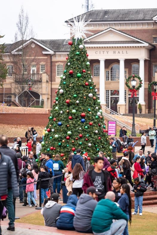 <b>Evento</b>: Deck the Hall - Duluth
<br>
<b>Fecha</b>: 2 de diciembre
<br>
<b>Lugar</b>: Duluth Town Green. 3167 Main St. Duluth, GA
<br>
<b>Sitio web</b>: 
<a href="https://www.duluthga.net/business_detail_T5_R69.php">https://www.duluthga.net/business_detail_T5_R69.php</a> 
<br>
<br>El evento tendrá una ceremonia de iluminación del árbol, entretenimiento en vivo, artesanías, un área de juegos en la nieve y un tobogán, fotografías con Santa y más.