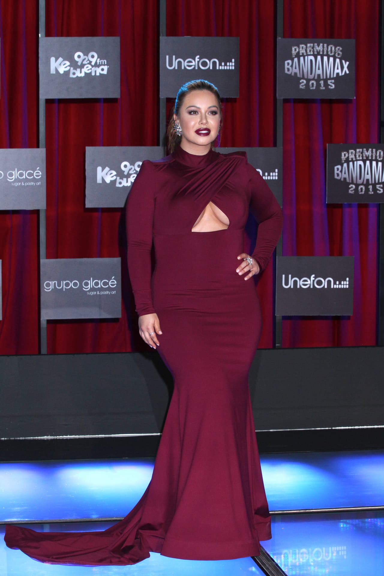 Sexy y exhuberante, así llegó Chiquis Rivera a Premios Bandamax, presumiendo curvas de infarto.