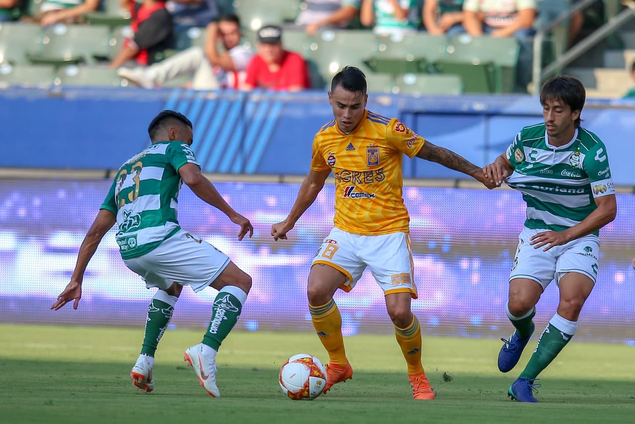 Otro argentino que destacó frente a los zagueros de Santos fue Lucas Zelarayán, con buen manejo de pelota y desequilibrio que sacó de sus casillas al 'Gallito' Vázquez.