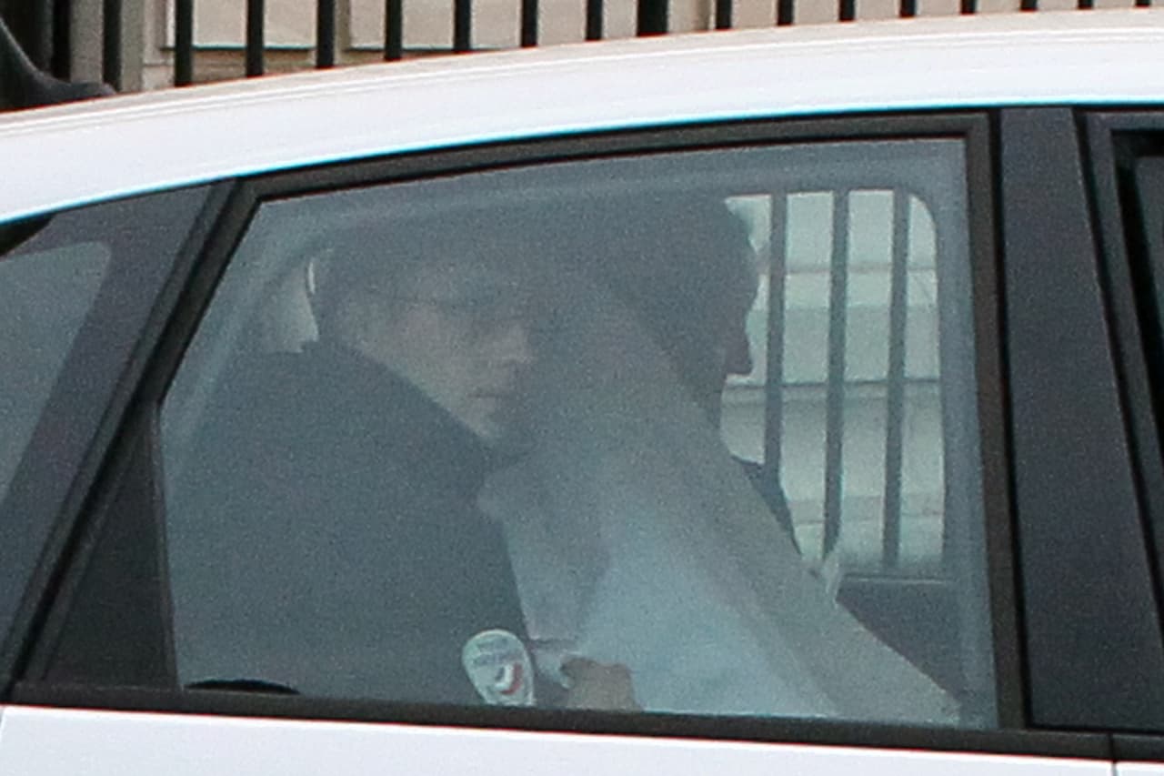 En abril de 2010 el gobierno de 
<b><a href="http://www.univision.com/noticias/noticias-de-latinoamerica/noriega-extraditado-de-eu-a-francia?layoutType=flex">Estados Unidos aprobó la extradición de Noriega a Francia</a></b>, donde cumpliría otros 10 años de condena por delitos de lavado de dinero. La fotografía es del día de su llegada a París y es llevado a una corte, el 27 de abril de 2010.