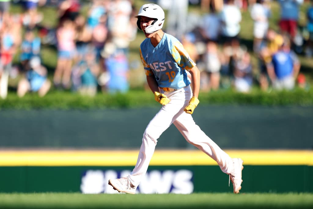 Lappe disparó un jonrón y comenzó a correr las bases. Celebró al notar que sacó la bola del complejo, lo que la hizo inatrapable para el equipo de Willemstad.