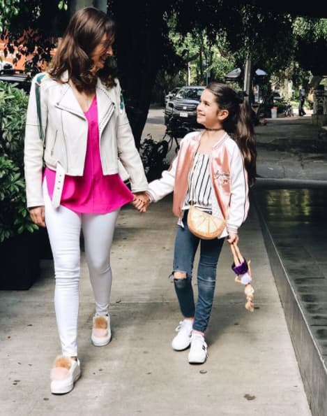 Debido a esto, Julia tiene una pierna más larga que la otra y tiene que usar plantillas especiales en sus zapatos para compensar la asimetría.