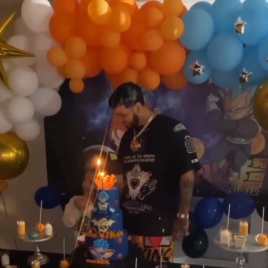 Anuel AA celebró su cumpleaños 28 en casa acompañado de su familia y su hijo.
<br>