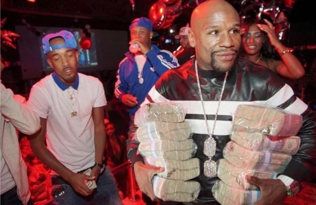 Floyd Mayweather Jr. llevó 50 mil dólares a un club nudista