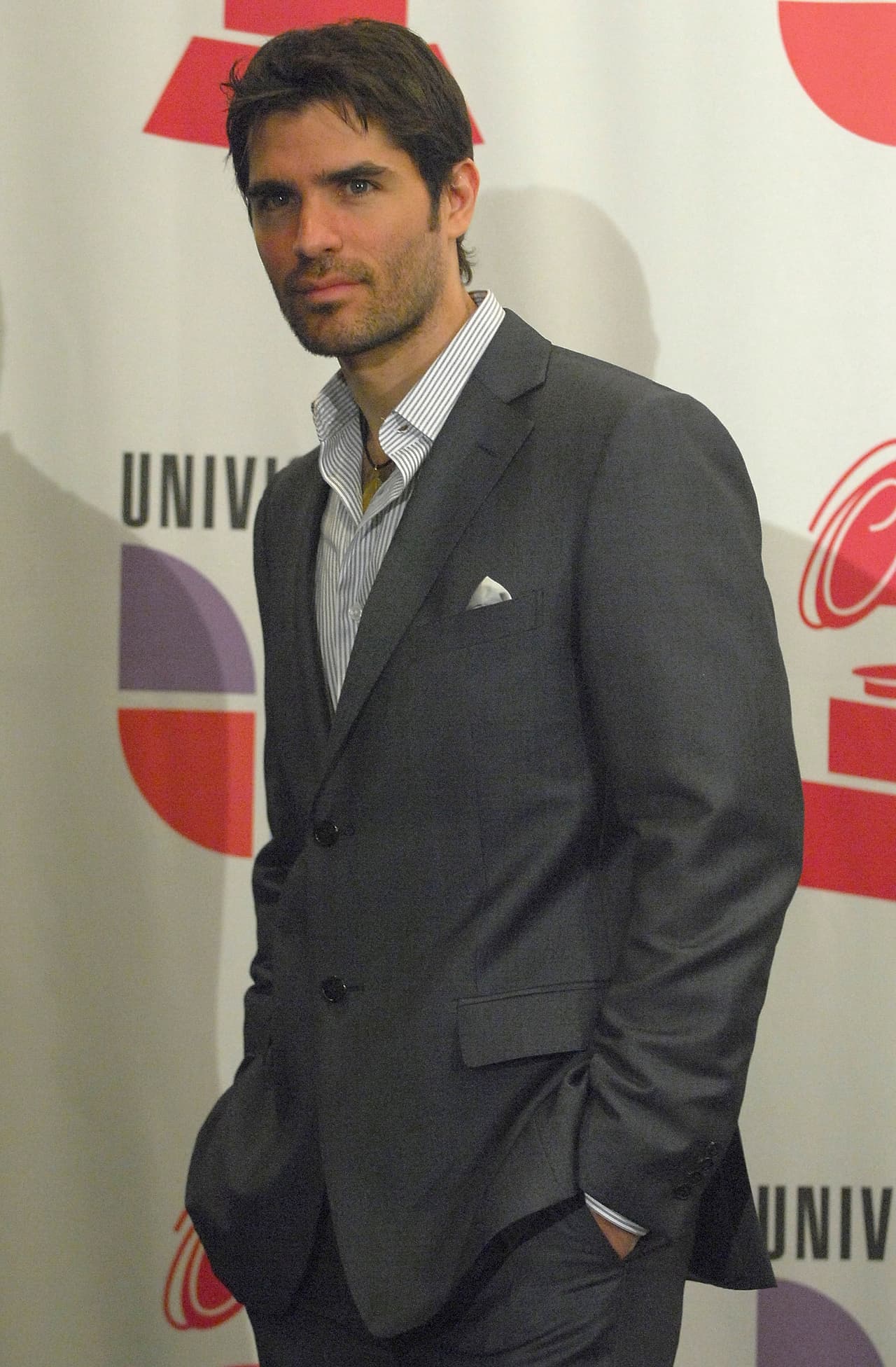 En 2007 tampoco pudo faltar Eduardo Verástegui, que usó un traje gris pero sin dejar a un lado ese toque casual en su atuendo.