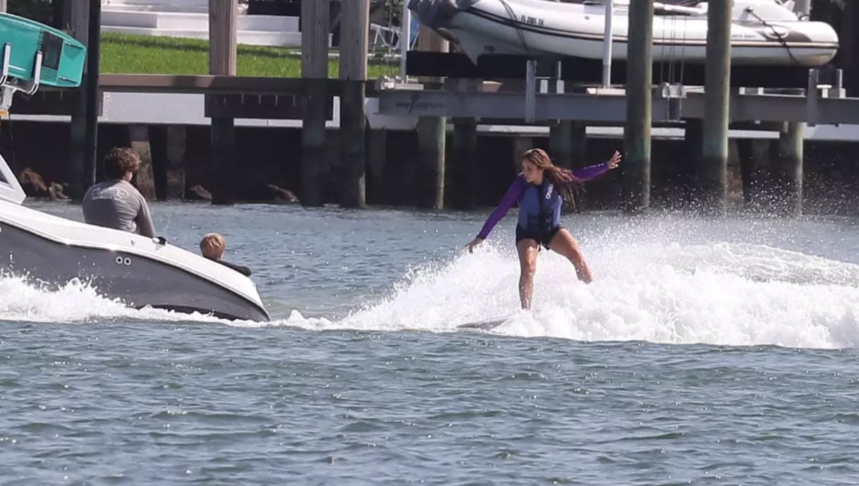 Shakira surfeando en Miami.
