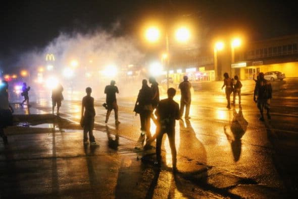 “Estoy decepcionado por las acciones de esta noche”, señaló el capitán de la policía de caminos, Ron Johnson, en un breve encuentro con los periodistas poco después de los nuevos disturbios.