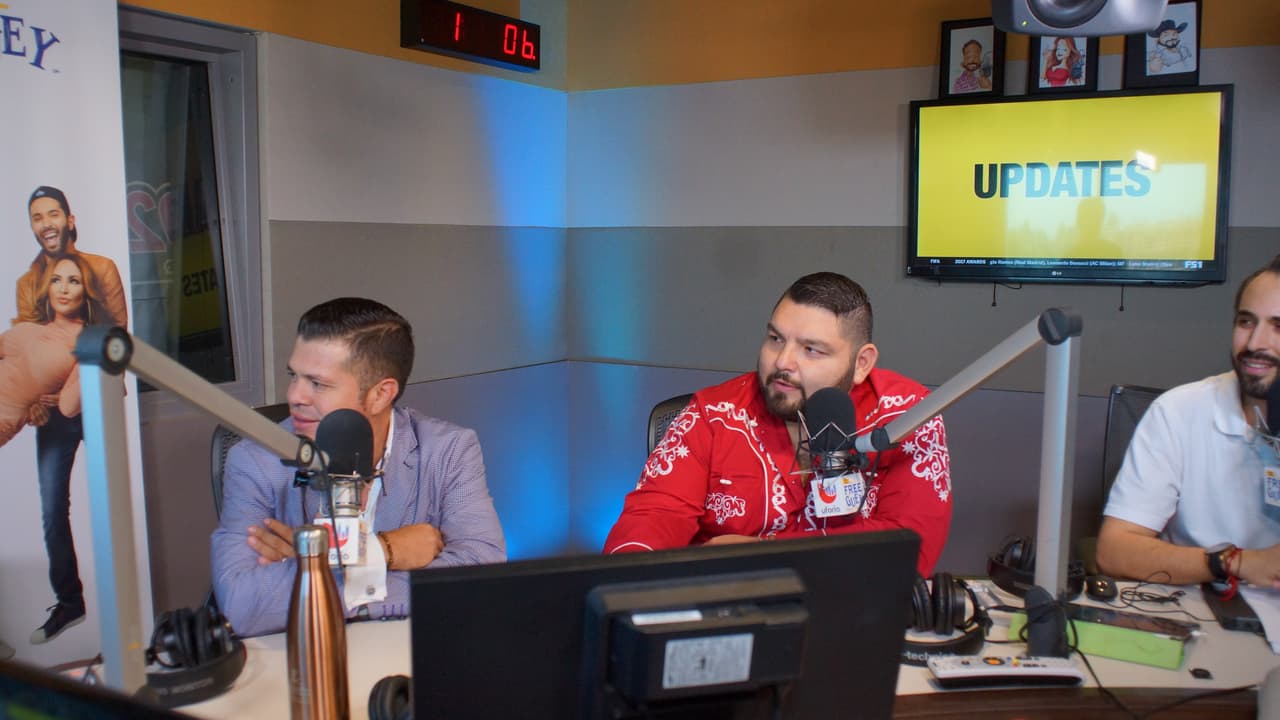 🎶 "¡Qué milagro chaparrito, ya tenía que no nos vemos!" 🎶 Así recibieron a Jorge Medina los locutores del Free-guey show.