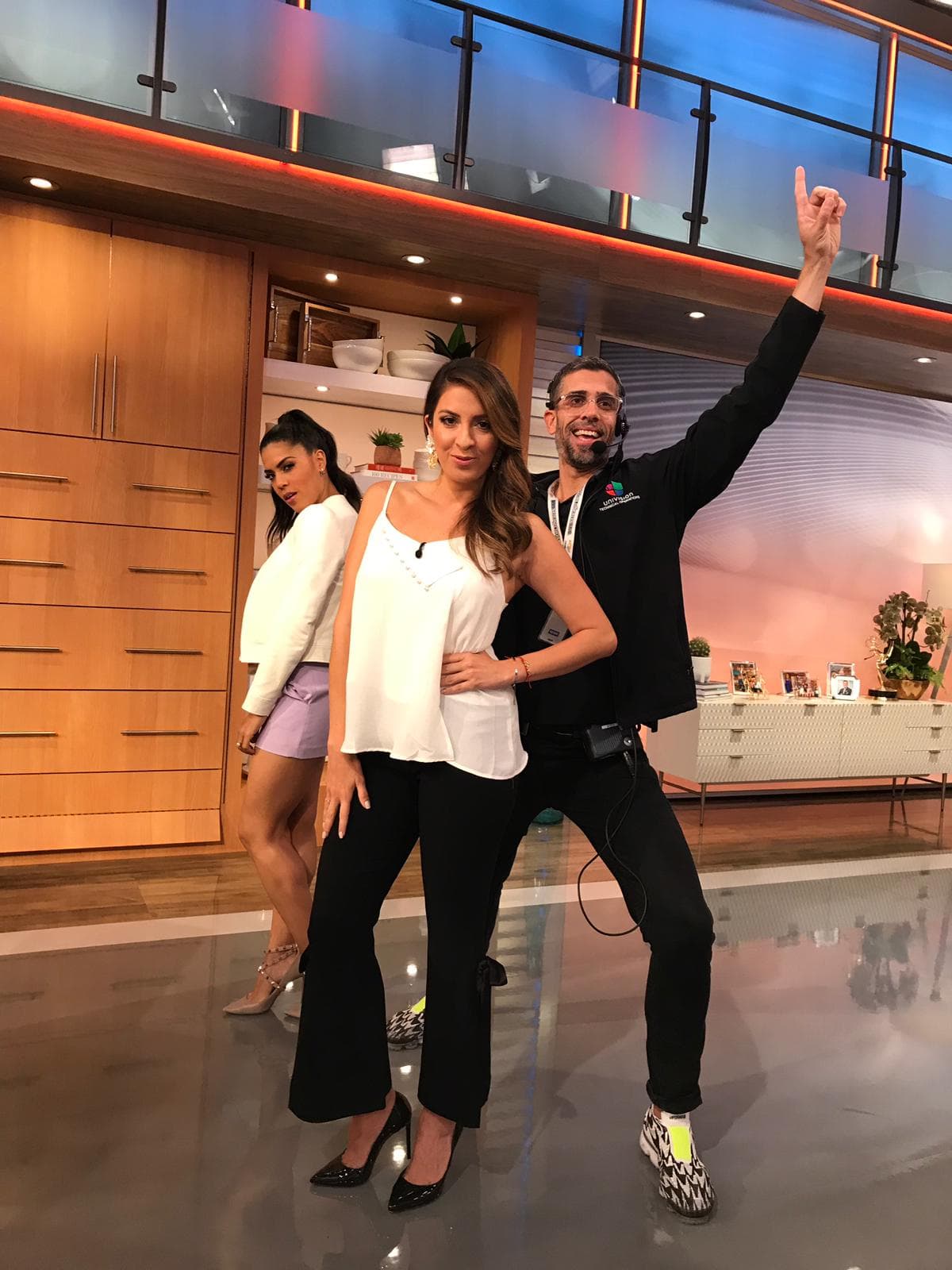 Detrás de cámaras no todo es trabajo técnico, hay momentos en que más de uno se relajan y la diversión despierta. Francisa Lachapel y Javier Avilés se acercaron sigilosamente a Maity Interiano para darle otro concepto a su foto.