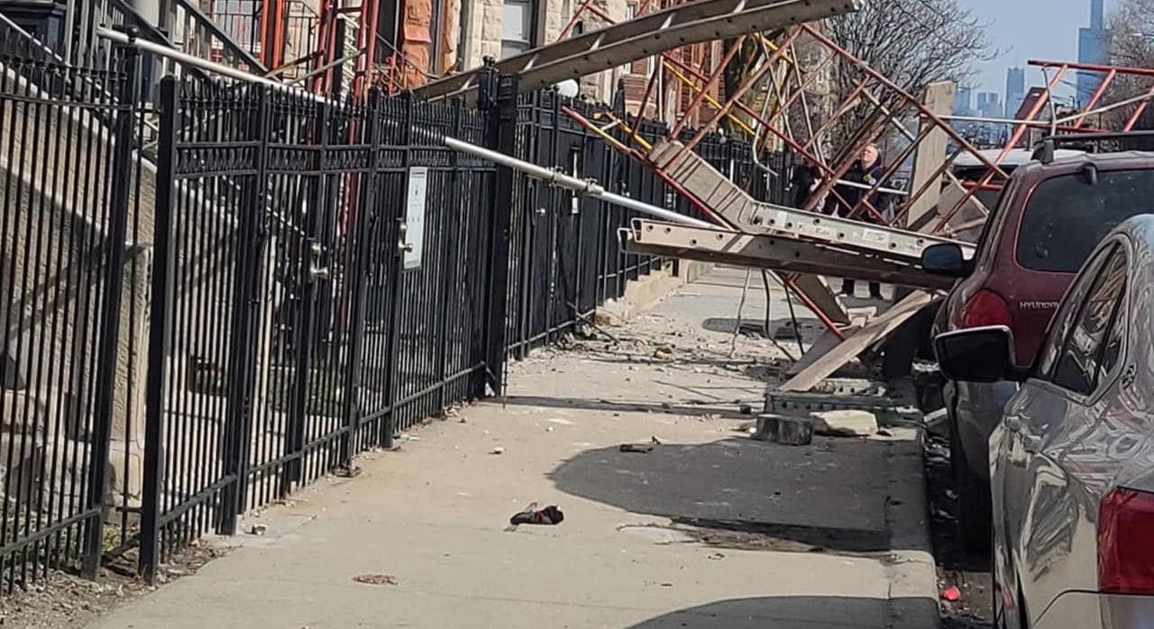 Dos heridos graves tras derrumbe de andamio en edificio de Garfield Park