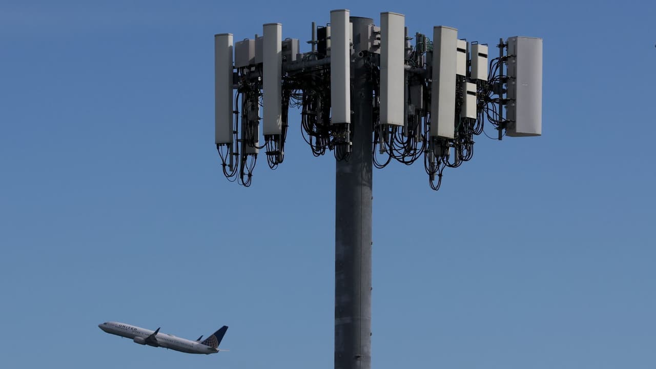 <b>En video: <b>¿Qué tan peligroso puede ser para un piloto la interferencia de una señal 5G? Un experto explica</b></b>
<br>
<br>Las compañías AT&T y Verizon retrasaron la puesta en marcha de la red 5G cerca de algunos aeropuertos después de que las aerolíneas más grandes de Estados Unidos aseguraran que el servicio podría interferir con la tecnología de las aeronaves y causaría interrupciones masivas en los vuelos. El piloto comercial Esteban Saltos, director ejecutivo de Icaro Learn2fly, nos da su opinión.