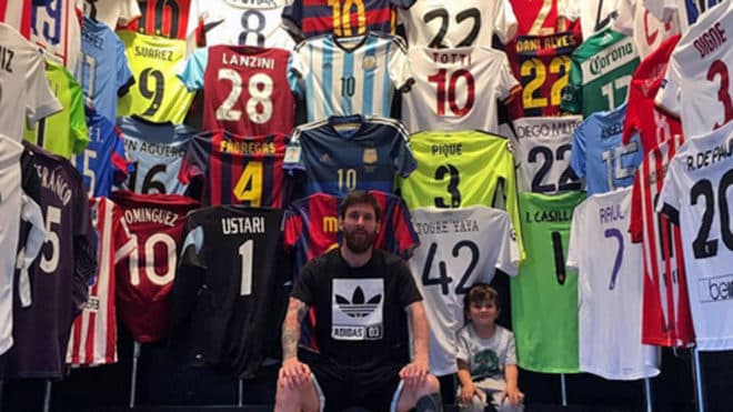 Lionel Messi aprovechó su cuenta de Instagram para compartir el universo de estrellas en playeras que tiene en su casa. Este es un recorrido por esas figuras de las que tiene guardado el recuerdo junto a sus propias casacas.