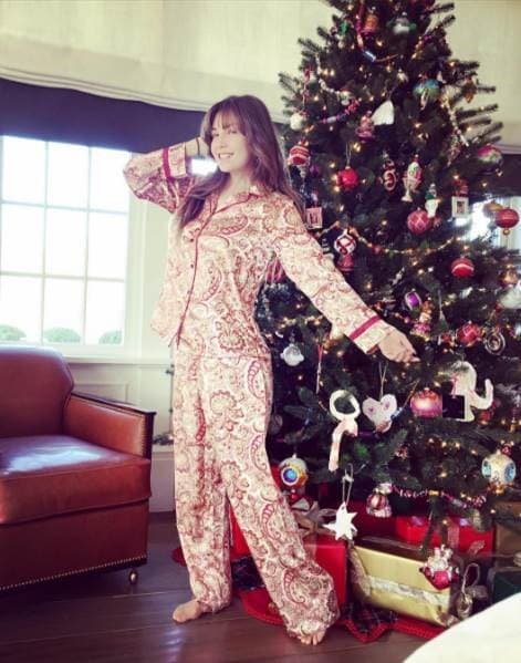 La eterna María la del Barrio invita a sus seguidores a verse siempre bien, incluso cuando estén en pijamas. Obviamente presume otro modelo de su línea de ropa.