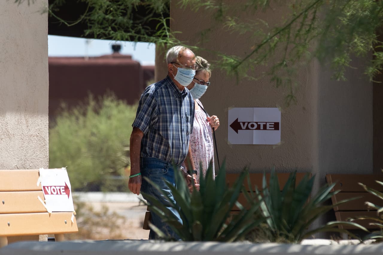 Paul and Dottie Hoffman sale después de dejar su voto durante las elecciones primarias en la Iglesia Laestadian Lutheran en Phoenix en Cave Creek, Arizona.
