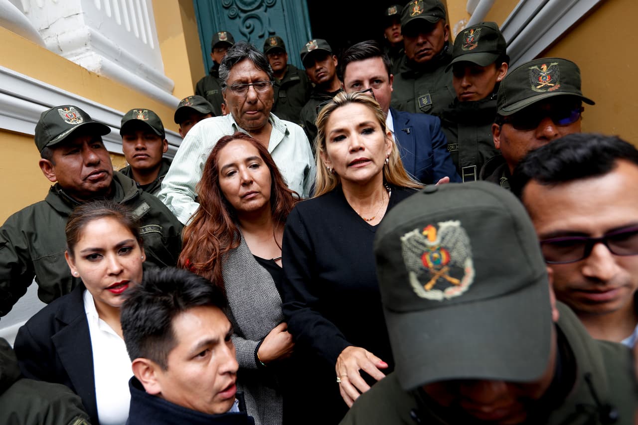 La segunda vicepresidenta del Senado, Jeanine Anez, llega al Congreso en La Paz, Bolivia, para reclamar la presidencia interina del país ante las renuncias de todos los que, según la Constitución del país, figuran en la línea de sucesión en el caso de ausencia del jefe del Estado.