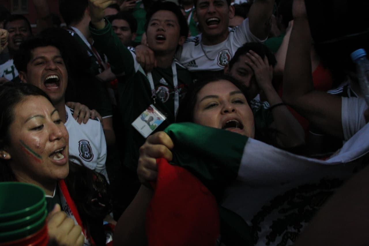 Tremendo jolgorio que armaron los aficionados mexicanos en la Plaza Roja en Moscú tras la gran victoria de la selección de México por 1-0 sobre Alemania. ¡Así festejaron! (Fotos: Ricardo Otero, enviado)