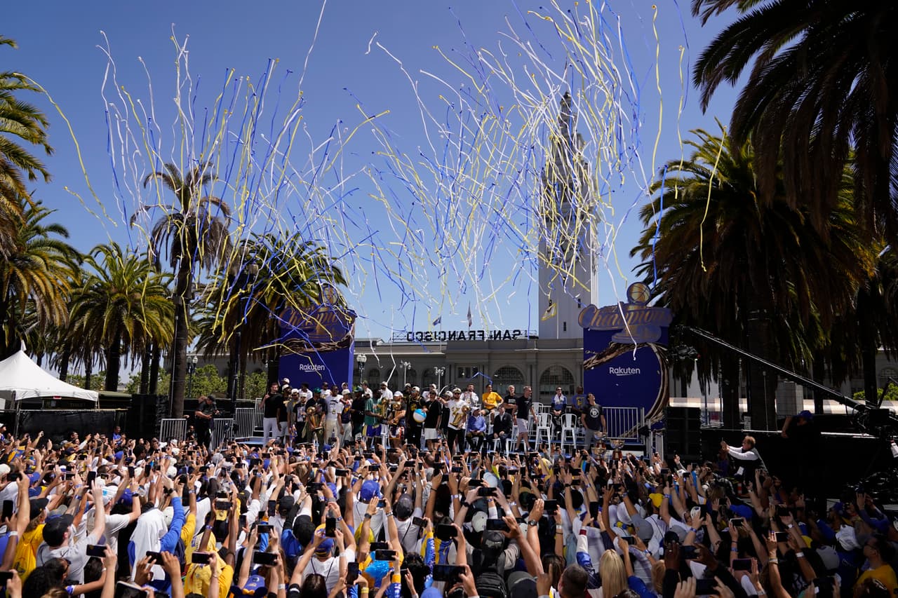 Los Golden State Warriors posan para una foto grupal antes del inicio de su desfile por el campeonato de la NBA en San Francisco, el lunes 20 de junio de 2022. (Foto AP/Eric Risberg)