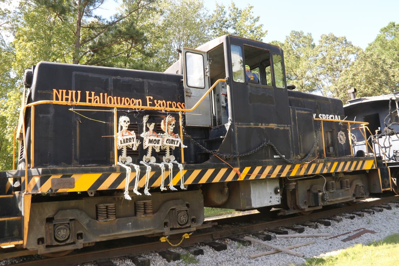 En el patio del ferrocarril, las familias pueden escuchar canciones de las populares calabazas cantantes, aprovechar las numerosas oportunidades para tomar fotografías y ver trenes en miniatura recorrer el Garden Railway.