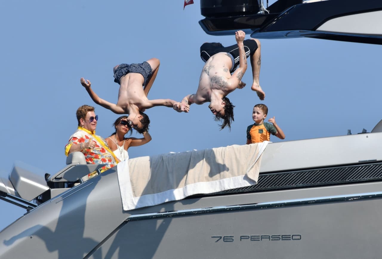 El salto audaz de los Beckham llevó a que 
<b><a href="https://www.univision.com/famosos/elton-john-y-david-furnish-de-vacaciones-con-sus-hijos-en-st-tropez-fotos">Zachary Jackson, el mayor de los dos hijos de Elton John</a></b>, pidiera ayuda para hacer lo mismo.