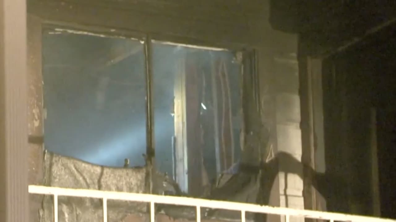 El siniestro se desató en el segundo piso de un apartamento y comenzó cuando la madre estaba cocinando y manipulando algunos electrodomésticos, indicó Mo Davis, portavoz del Departamento de Bomberos de Houston (HFD).