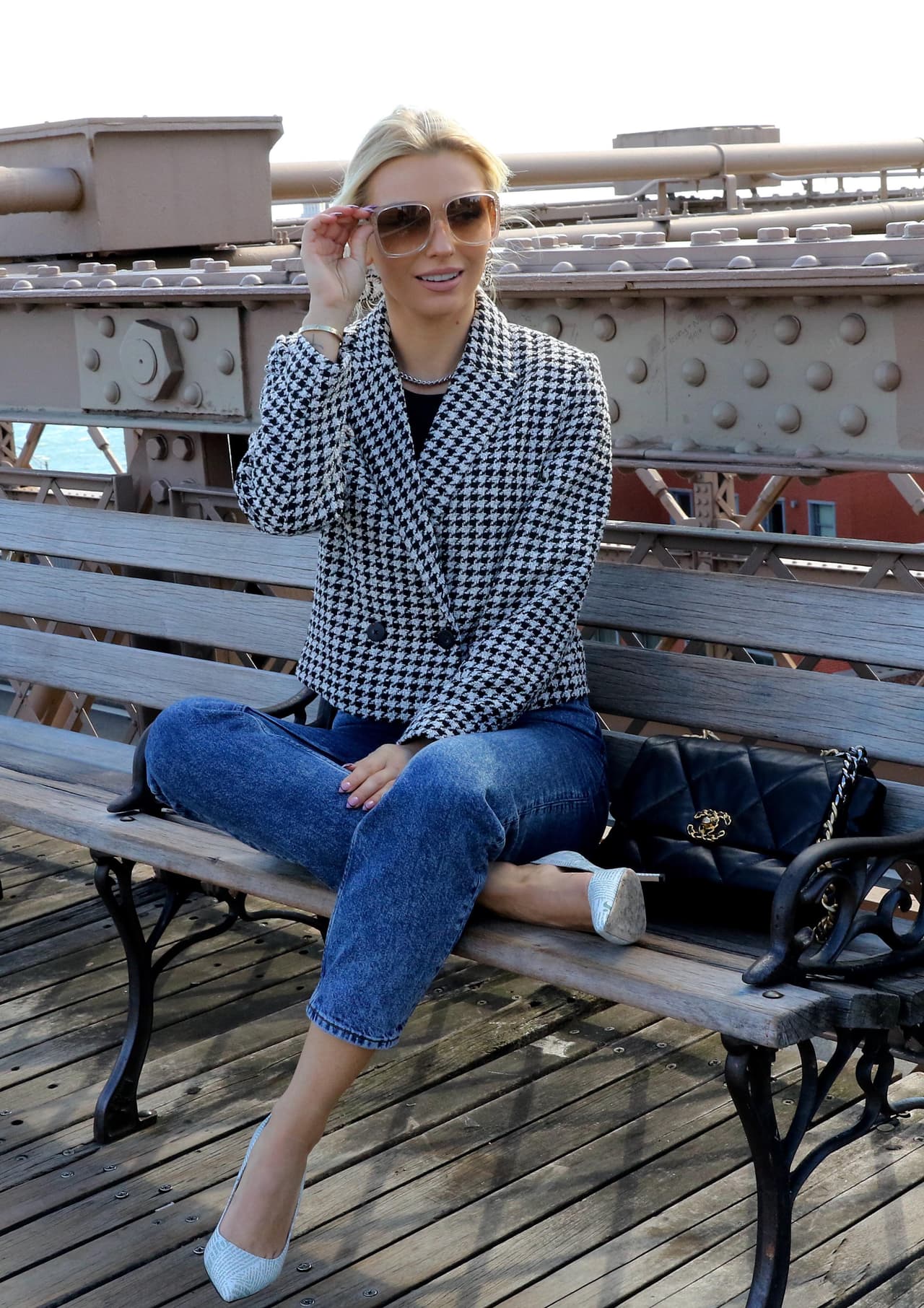 El look lo completó con unos jeans, un saco en blanco y negro, bolso oscuro y unas gafas de sol. 
<br>