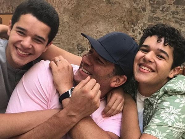 El 22 de enero de 2000, Itatí Cantoral y Eduardo Santamarina se casaron y un año después tuvieron a los gemelos 
<b><a href="https://www.univision.com/famosos/al-igual-que-sus-mellizos-y-su-exesposa-itati-cantoral-eduardo-santamarina-tuvo-covid-19-fotos">José Eduardo y Roberto Miguel</a></b>, quienes ya tienen 20 años.
<br>