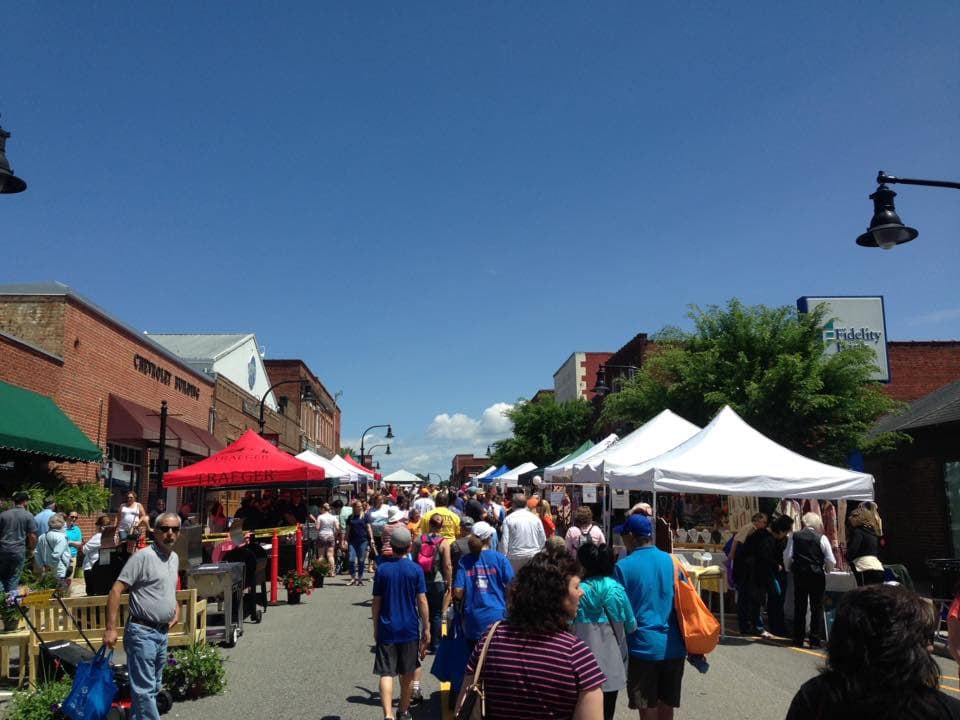 <b><a href="https://www.wakeforestnc.gov/event/meet-street">Meet in the Street Festival (7 de mayo):</a></b> Un día lleno de comida, diversión y entretenimiento en el centro histórico de Wake Forest durante más de 35 años consecutivos, Meet in the Street reúne música en vivo durante todo el día, más un escenario adicional de entretenimiento con bailarines, artes marciales, magos y más.
