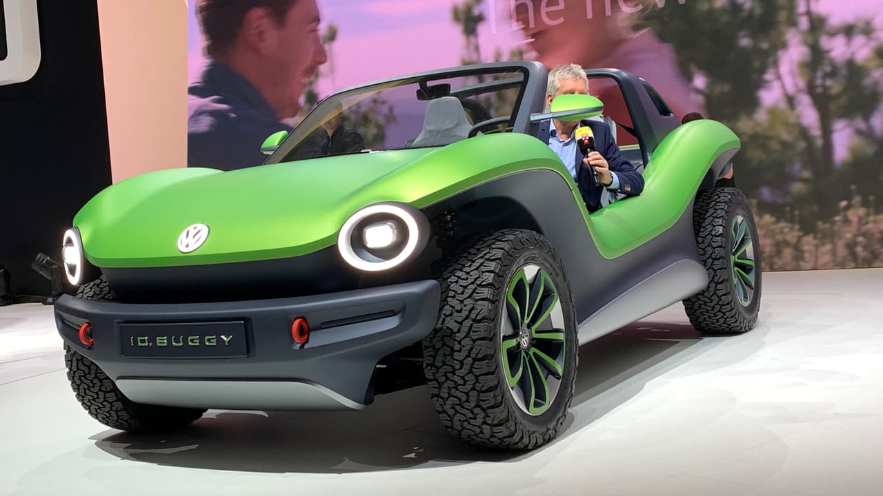 <h3 class="cms-H3-H3">Volkswagen I.D. Buggy</h3>
<br>El tributo eléctrico a los Dunne Buggy de los años 60 y 70 que 
<b>Volkswagen anunció sin detalles</b> en febrero pasado, finalmente debutó en Ginebra. Una batería de iones de litio que conforma todo el suelo de este concepto, que luce listo para ser conducido, dádole estabilidad. Volkswagen no negó totalmente la posibilidad de poder llegar a construirlo, pero la seguridad de los pasajeros sería uno de los temas a resolver.