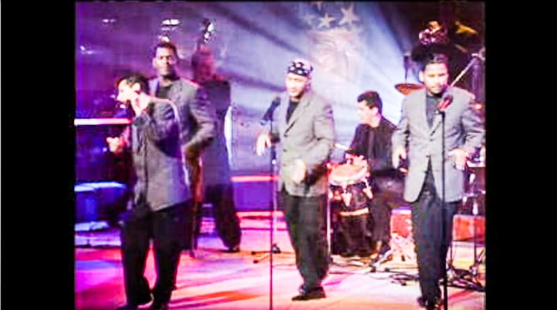El grupo Niche, uno de los más grandes grupos salseros de todos los tiempos, cantó 'Un alto en el camino'. Recibieron también el premio a Mejor Grupo Salsa del Año.