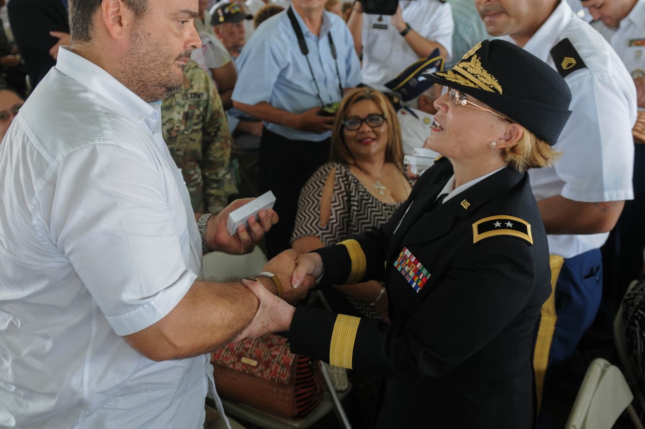 Es mujer, madre de cuatro hijos, esposa y fiel servidora de las fuerzas armadas. Es la primera mujer hispana, nacida y criada en Puerto Rico, en llegar a ocupar el prestigioso puesto. Su misión es continuar rompiendo la brecha y aumentar la presencia de mujeres en la milicia y posciones de poder.