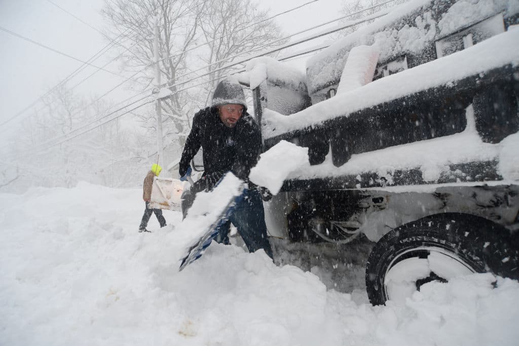 La gobernadora Kathy Hochul desplegó alrededor de 70 miembros de la Guardia Nacional para ayudar a quitar la nieve en algunas de las áreas más afectadas.