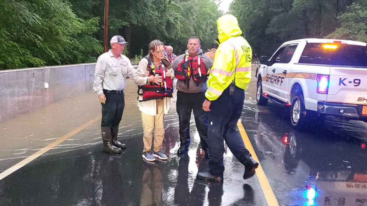 Rescatan a una pareja de ancianos atrapada en un vehículo tras inundaciones en Carolina del Norte 
