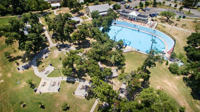 El acceso a los vestidores y duchas no estará disponible y se realizará una revisión de síntomas del covid19 antes de la entrada. También se requerirán mascarillas cuando los visitantes no están en la piscina.
<br>