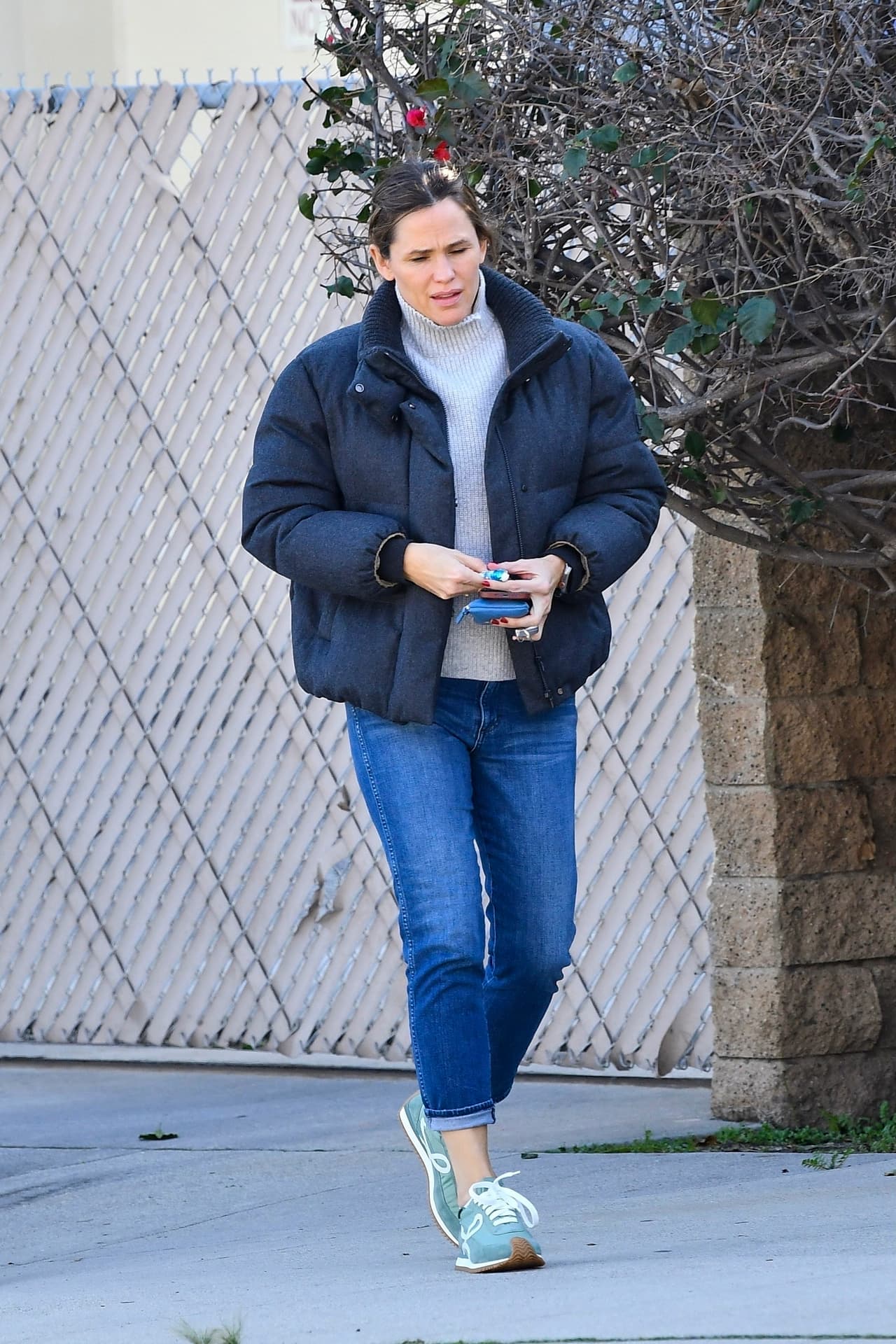 Sus jeans eran cortos y utilizó tenis verdes; llevó el cabello recogido.
<br>