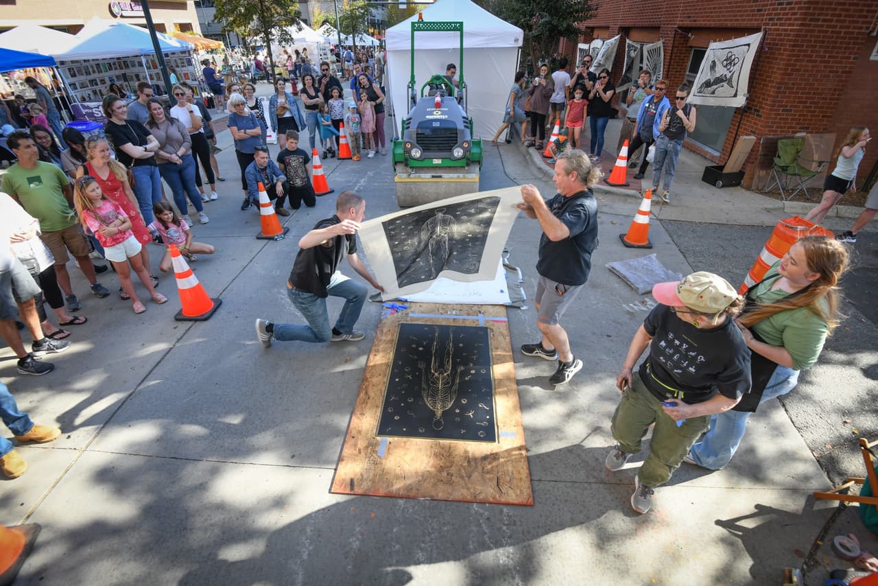 <b>Festifall Arts Markets in Chapel Hill</b>
<br>
<b>Fechas</b>: 14, 21 y 28 de octubre
<br>
<b>Lugar</b>: 140 West Franklin Street. Chapel Hill, NC.
<br>
<b>Sitio web</b>: 
<a href="https://www.chapelhillarts.org/festifall-arts-market-more/">https://www.chapelhillarts.org/festifall-arts-market-more/</a> 
<br>
<br>El evento se lleva a cabo tres sábados de octubre en el centro de Chapel Hill. Cada uno contará con un mercado de arte, música en vivo, comida, experiencias artísticas interactivas y otras actuaciones.